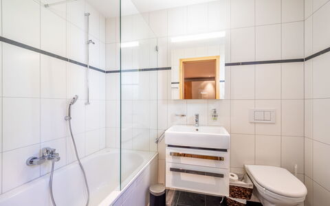 Taviarna Laax 3.6: Badkamer, Interieur Ontwerp, Loodgieterswerkinrichting, Flooring, Verdieping, Kraan, Wastafel, Plafond, Loodgieter, Wastafel In De Badkamer