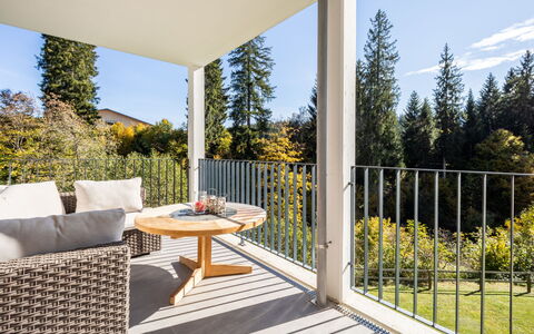 Taviarna Laax 3.6: Hout, Veranda, Meubilair, Stoel, Buitenmeubels, Huis, Dek, Schaduw, Eco Hotel, Balkon