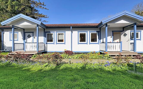 Wiek 200: Huis, Huis, Siding, Deur, Verblijf, Dak, Land Lot, Veranda, Landgoed, Verf