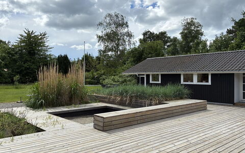 Lagho - 400M from the Sea: Hout, Dak, Huis, Tuin, Groundcover, Dek, Plank, Hardwood, Verblijf, Backyard