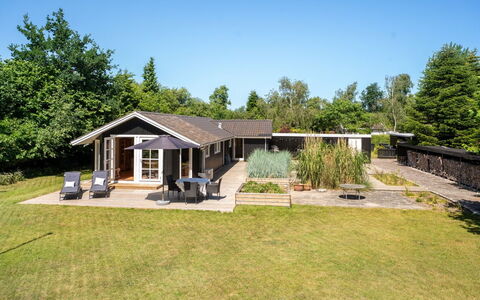 Lagho - 400M from the Sea: Gras, Gebouw, Huis, Huis, Dak, Struik, Woongebied, Verblijf, Land Lot