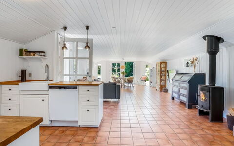 Lagho - 400M from the Sea: Flooring, Verdieping, Interieur Ontwerp, Plafond, Tegel, Houten Vloer, Keuken, Beits, Hardwood, Cabinetry