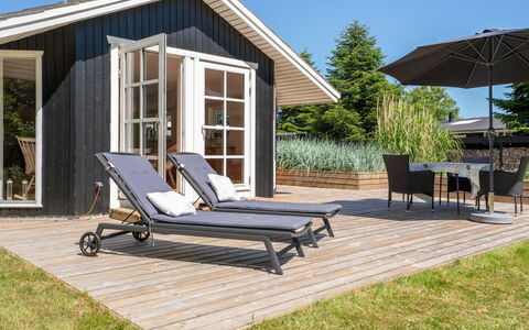 Lagho - 400M from the Sea: Hout, Buitenmeubels, Meubilair, Verblijf, Hardwood, Stoel, Veranda, Dek, Plank, Schaduw