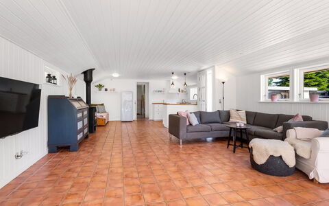 Lagho - 400M from the Sea: Hout, Flooring, Verdieping, Plafond, Houten Vloer, Hardwood, Bankstel, Beits, Woonkamer