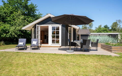 Lagho - 400M from the Sea: Verblijf, Dak, Huis, Garden Gebouwen, Deur, Buitenmeubels, Tuin, Schuur, Gazon, Werf
