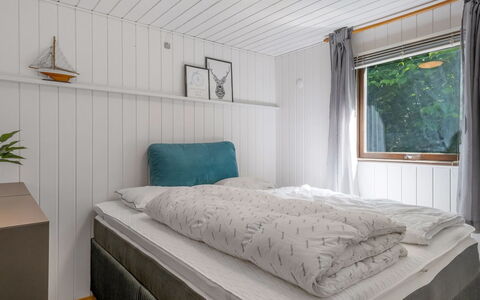 Gustava - 10Km from the Sea: Interieur Ontwerp, Slaapkamer, Flooring, Bed, Hout, Verdieping, Laken, Plafond, Bedding, Kamer