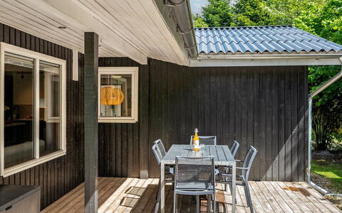 Gustava - 10Km from the Sea: Hout, Huis, Architectuur, Huis, Siding, Dak, Veranda, Verblijf, Deur, Samengesteld Materiaal