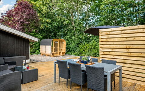 Gustava - 10Km from the Sea: Hout, Buitenmeubels, Tuin, Schaduw, Backyard, Dek, Stoel, Hardwood, Buitentafel, Patio