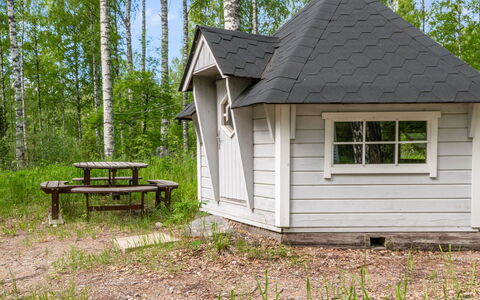 Lääsänäyräs: Meubilair, Buitenmeubels, Stoel, Schaduw, Buitentafel, Kamerplant, Patio, Werf, Ontwerp, Balkon