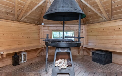 Lääsänäyräs: Meubilair, Buitenmeubels, Stoel, Schaduw, Buitentafel, Kamerplant, Patio, Werf, Ontwerp, Balkon