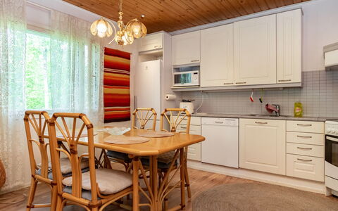 Lääsänäyräs: Meubilair, Buitenmeubels, Stoel, Schaduw, Buitentafel, Kamerplant, Patio, Werf, Ontwerp, Balkon