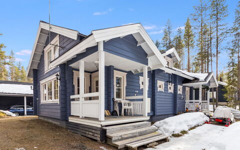 Reittitie 3: Buitenmeubels, Struik, Huis, Buitentafel, Meubilair, Huis, Tuin, Gazon, Backyard, Landgoed