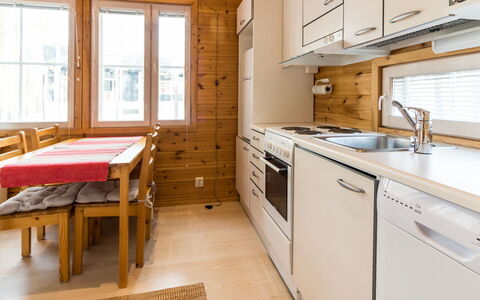 Reittitie 3: Buitenmeubels, Struik, Huis, Buitentafel, Meubilair, Huis, Tuin, Gazon, Backyard, Landgoed