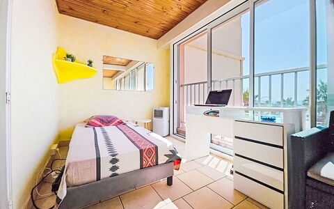 L'Acropole: Meubilair, Buitenmeubels, Stoel, Schaduw, Buitentafel, Kamerplant, Patio, Werf, Ontwerp, Balkon