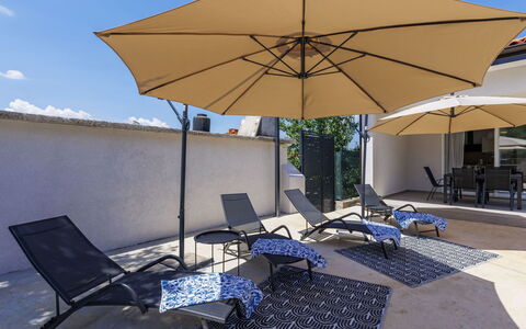 Alma: Meubilair, Buitenmeubels, Stoel, Schaduw, Buitentafel, Kamerplant, Patio, Werf, Ontwerp, Balkon