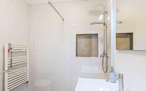 Via Monte Brione: Meubilair, Buitenmeubels, Stoel, Schaduw, Buitentafel, Kamerplant, Patio, Werf, Ontwerp, Balkon