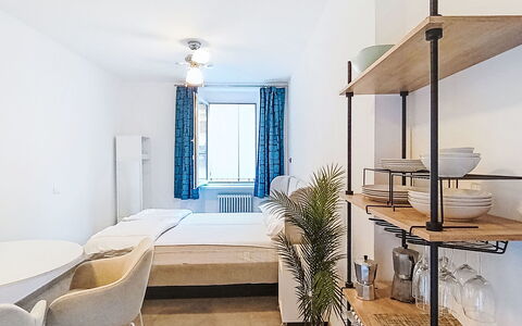 Via Monte Brione: Meubilair, Buitenmeubels, Stoel, Schaduw, Buitentafel, Kamerplant, Patio, Werf, Ontwerp, Balkon