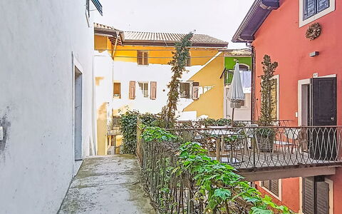 Via Monte Brione: Meubilair, Buitenmeubels, Stoel, Schaduw, Buitentafel, Kamerplant, Patio, Werf, Ontwerp, Balkon