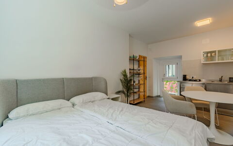 Via Monte Brione: Meubilair, Interieur Ontwerp, Bed, Muur, Flooring, Slaapkamer, Verdieping, Plafond, Hout, Kamer
