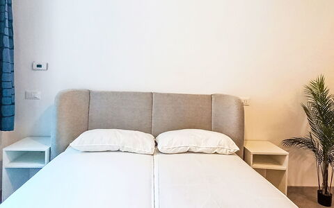 Via Monte Brione: Meubilair, Buitenmeubels, Stoel, Schaduw, Buitentafel, Kamerplant, Patio, Werf, Ontwerp, Balkon