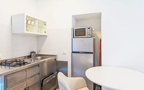 Via Monte Brione: Meubilair, Buitenmeubels, Stoel, Schaduw, Buitentafel, Kamerplant, Patio, Werf, Ontwerp, Balkon