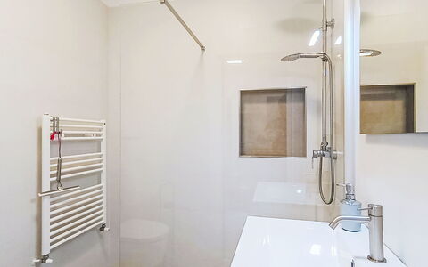 Via Monte Brione: Meubilair, Buitenmeubels, Stoel, Schaduw, Buitentafel, Kamerplant, Patio, Werf, Ontwerp, Balkon