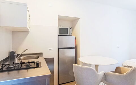 Via Monte Brione: Meubilair, Buitenmeubels, Stoel, Schaduw, Buitentafel, Kamerplant, Patio, Werf, Ontwerp, Balkon