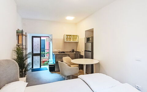 Via Monte Brione: Meubilair, Buitenmeubels, Stoel, Schaduw, Buitentafel, Kamerplant, Patio, Werf, Ontwerp, Balkon