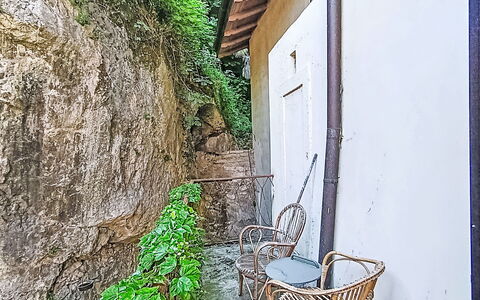 Via Monte Brione: Meubilair, Buitenmeubels, Stoel, Schaduw, Buitentafel, Kamerplant, Patio, Werf, Ontwerp, Balkon