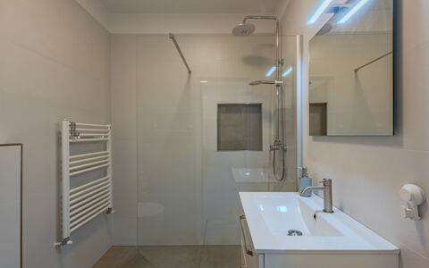 Via Monte Brione: Flooring, Interieur Ontwerp, Muur, Verdieping, Badkamer, Loodgieterswerkinrichting, Plafond, Verlichting, Loodgieter, Wastafel In De Badkamer