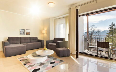 Panorama: Meubilair, Buitenmeubels, Stoel, Schaduw, Buitentafel, Kamerplant, Patio, Werf, Ontwerp, Balkon