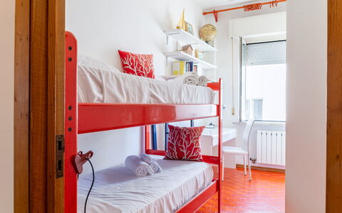 Corso 109: Bed, Slaapkamer, Bedding, Interieur Ontwerp, Meubilair, Rood, Laken, Flooring, Verdieping, Linens