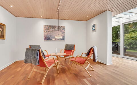 Floria - 500M from the Sea: Flooring, Houten Vloer, Verdieping, Interieur Ontwerp, Hout, Plafond, Meubilair, Laminaatvloer, Hardwood, Fotolijst