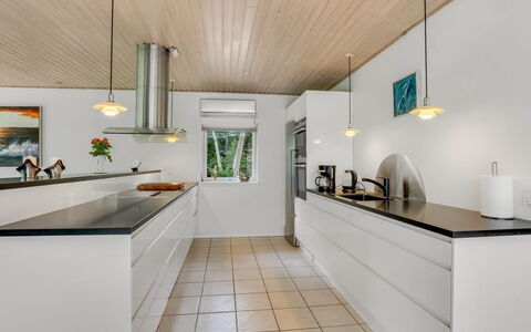 Floria - 500M from the Sea: Interieur Ontwerp, Flooring, Lichte Inrichting, Countertop, Keuken, Hout, Plafond, Verdieping, Meubilair, Verlichting