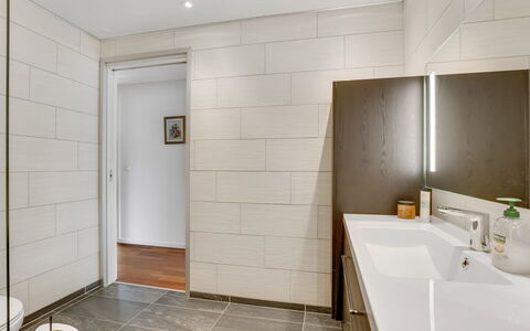 Floria - 500M from the Sea: Flooring, Muur, Verdieping, Interieur Ontwerp, Hout, Plafond, Badkamer, Loodgieterswerkinrichting, Verlichting, Badkamerkast