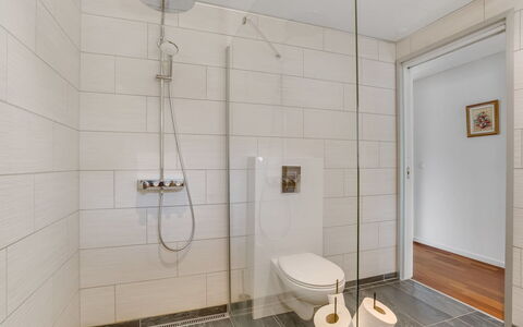 Floria - 500M from the Sea: Flooring, Muur, Verdieping, Interieur Ontwerp, Loodgieterswerkinrichting, Badkamer, Plafond, Tegel, Toilet, Loodgieter