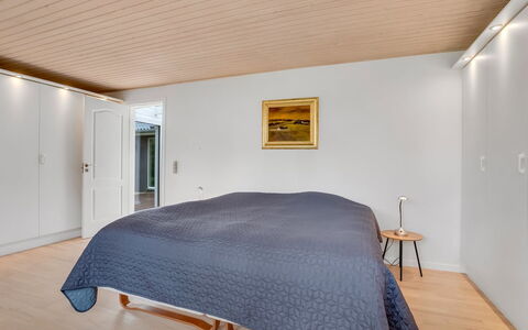 Floria - 500M from the Sea: Interieur Ontwerp, Flooring, Verdieping, Hout, Houten Vloer, Meubilair, Plafond, Slaapkamer, Bed, Kamer