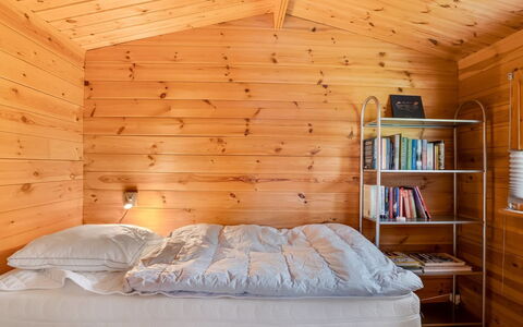Floria - 500M from the Sea: Hout, Plafond, Interieur Ontwerp, Verdieping, Flooring, Meubilair, Verlichting, Slaapkamer, Kamer, Bed
