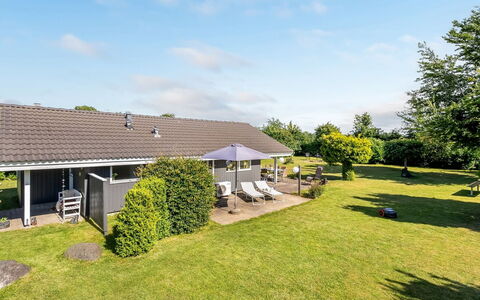 Kristanna - 1.2Km from the Sea: Huis, Dak, Huis, Verblijf, Gazon, Landgoed, Schaduw, Boerderij, Tuin, Landscaping