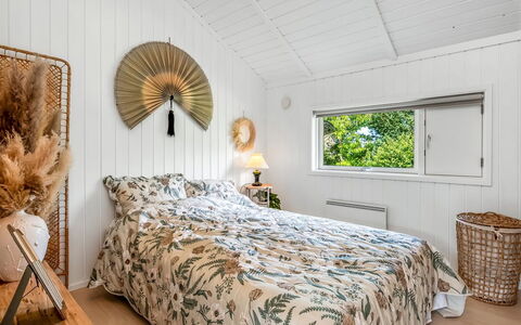 Kristanna - 1.2Km from the Sea: Slaapkamer, Hout, Interieur Ontwerp, Bed, Laken, Bedding, Plafond, Meubilair, Linens, Flooring