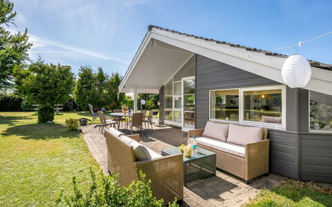 Kristanna - 1.2Km from the Sea: Huis, Verblijf, Landgoed, Veranda, Siding, Schaduw, Gazon, Werf, Tuin, Toevlucht