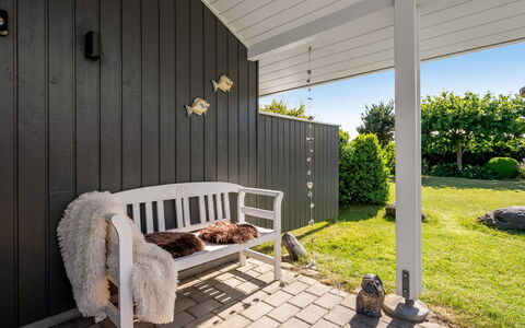 Kristanna - 1.2Km from the Sea: Hout, Flooring, Verdieping, Plank, Hardwood, Schaduw, Beits, Tuin, Houten Vloer, Backyard