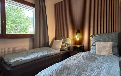 Haus Petunia: Meubilair, Stoel, Interieur Ontwerp, Tafel, Kamer, Beits, Balkon, Plafond, Eco Hotel, Hardwood