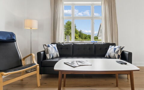 Toivo - 300M from the Sea: Meubilair, Interieur Ontwerp, Flooring, Verdieping, Bankstel, Hout, Tafel, Houten Vloer, Woonkamer, Kamer