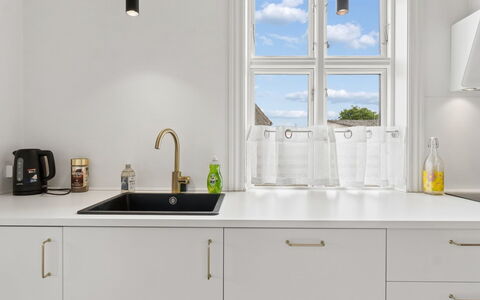 Toivo - 300M from the Sea: Interieur Ontwerp, Keuken, Countertop, Flooring, Cabinetry, Loodgieterswerkinrichting, Huis, Lichte Inrichting, Verlichting, Meubilair
