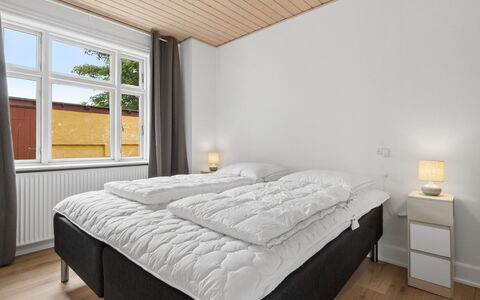 Toivo - 300M from the Sea: Slaapkamer, Bed, Hout, Interieur Ontwerp, Flooring, Bedding, Verdieping, Plafond, Bed Frame, Laken