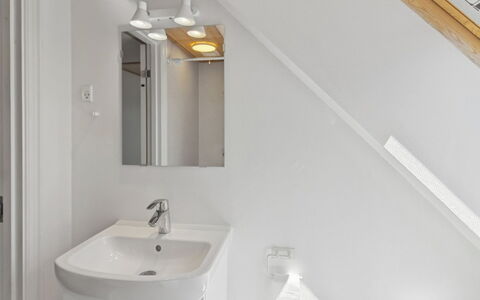 Toivo - 300M from the Sea: Muur, Loodgieterswerkinrichting, Interieur Ontwerp, Flooring, Hout, Wastafel In De Badkamer, Verdieping, Wastafel, Plafond, Badkamer