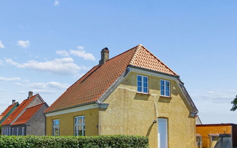 Toivo - 300M from the Sea: Meubilair, Stoel, Interieur Ontwerp, Tafel, Kamer, Beits, Balkon, Plafond, Eco Hotel, Hardwood