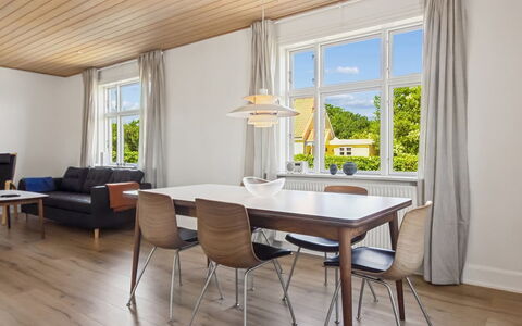 Toivo - 300M from the Sea: Meubilair, Stoel, Interieur Ontwerp, Tafel, Kamer, Beits, Balkon, Plafond, Eco Hotel, Hardwood