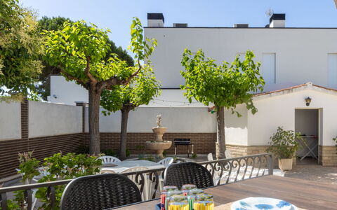 La Sirena: Meubilair, Stoel, Interieur Ontwerp, Tafel, Kamer, Beits, Balkon, Plafond, Eco Hotel, Hardwood